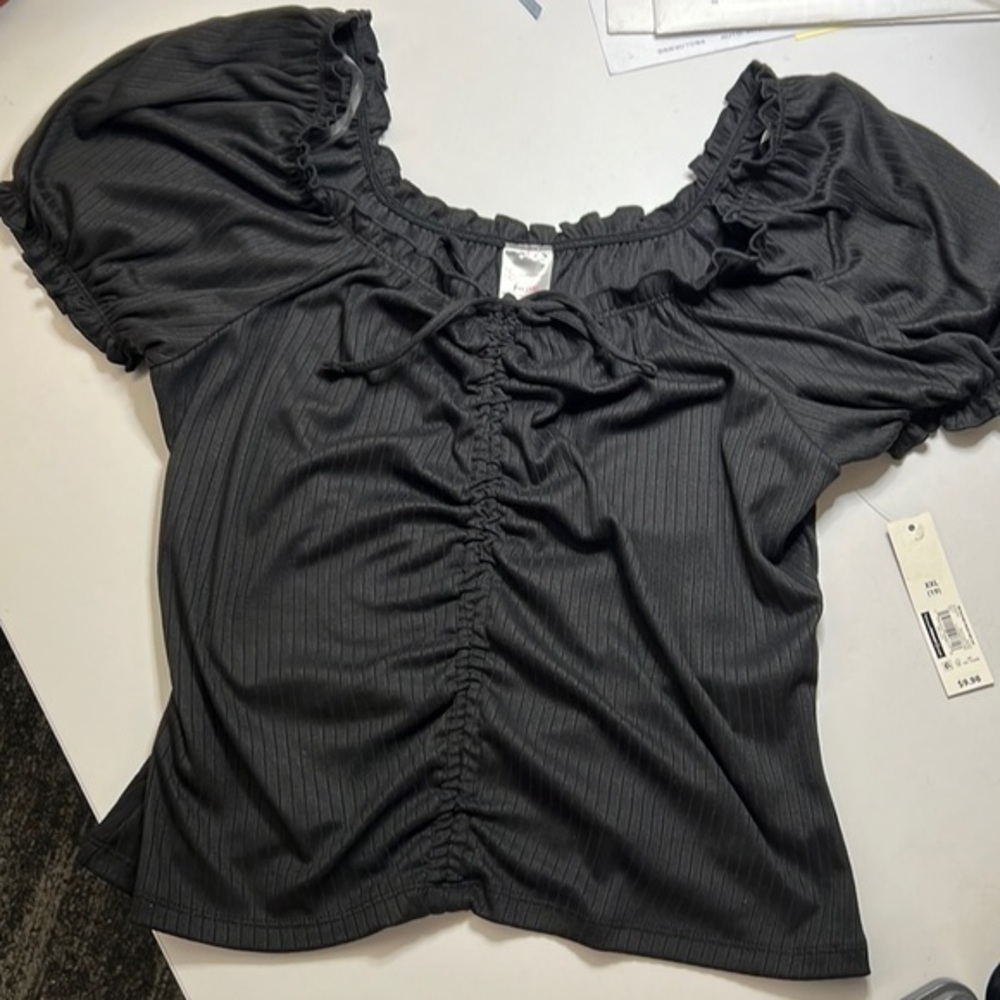 Girls XXL(19) Cute black shirt sleeve shirt. Ruched in the front. Ribbed.